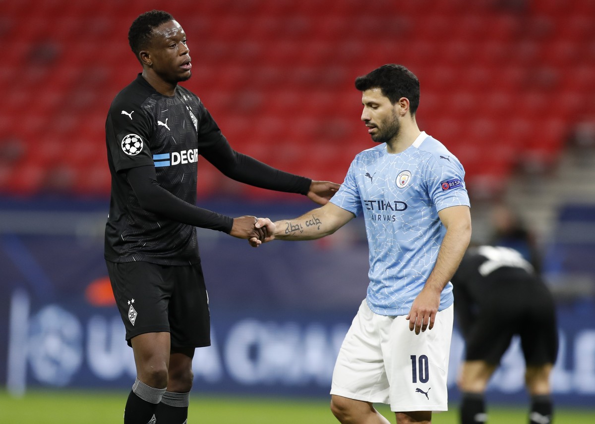 Moenchengladbach's Denis Zakaria, left, and Manchester City's Sergio Aguero shake hands following the Champions League round of 16 second leg soccer match between Manchester City and Borussi ...