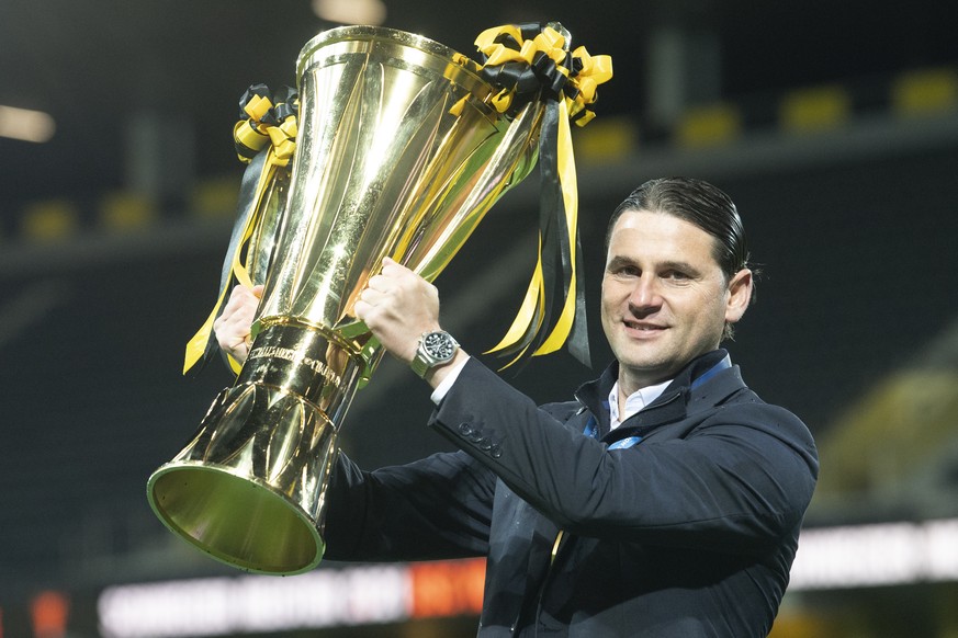 YBs Trainer Gerry Seoane feiert mit Pokal den Meistertitel nach dem Fussball Meisterschaftsspiel der Super League zwischen den Berner Young Boys und dem FC Luzern, am Samstag, 15. Mai 2021, im Stadion ...