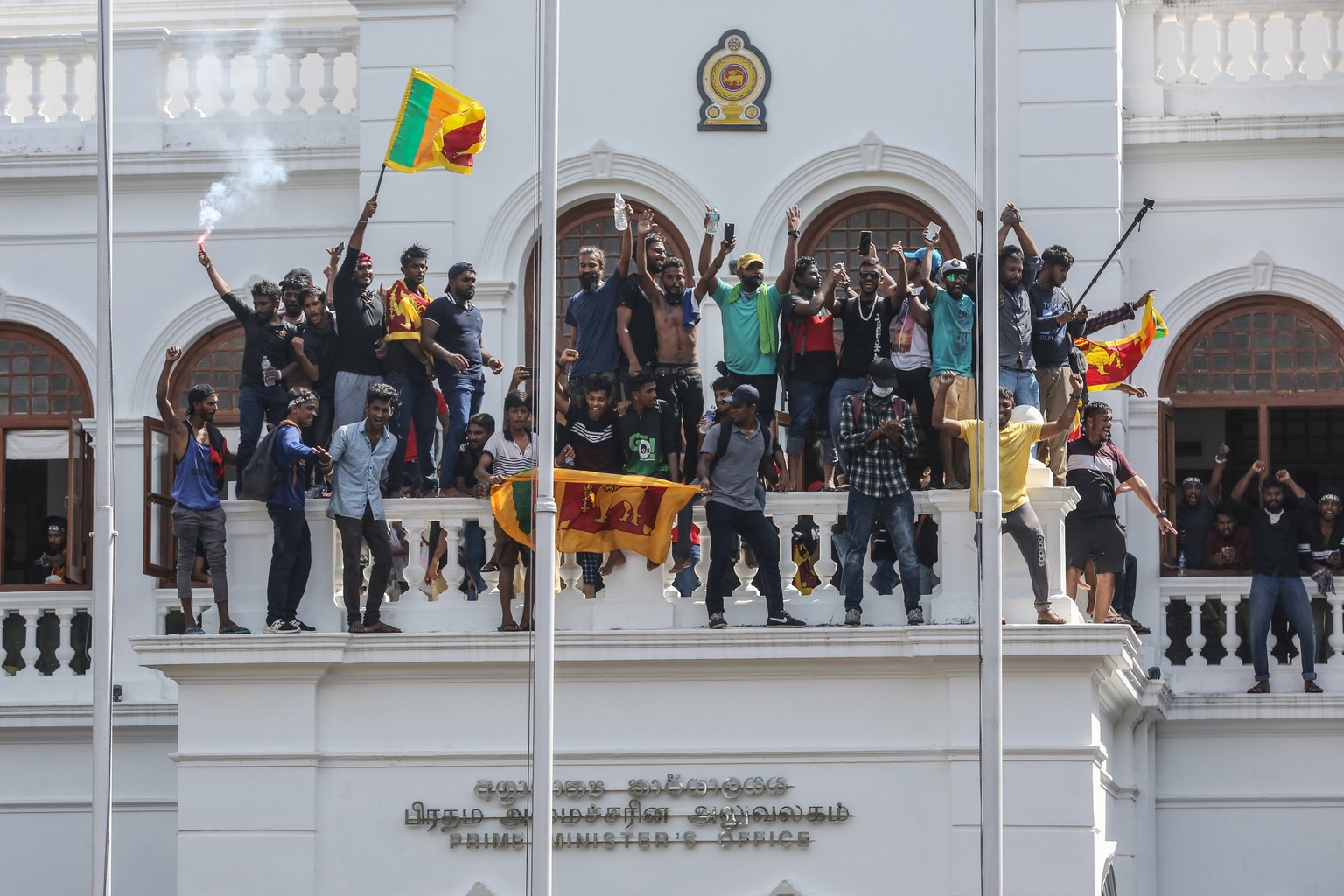 epa10068254 Protesters celebrate after they stormed the Prime Minister&#039;s office in Colombo, Sri Lanka, 13 July 2022. Thousands of protesters broke through police barricades and stormed into the P ...