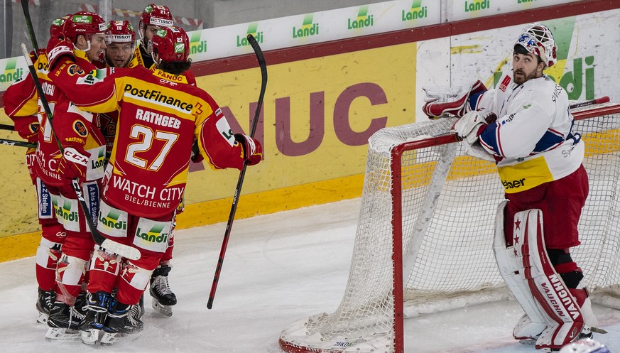 Bields Spieler feiern gegen Rapperswils Torhueter Melvin Nyffeler den Treffer zum 2-1 im Eishockey Meisterschaftsspiel der National League zwischen dem dem EHC Biel und dem SC Rapperswil Jona Lakers,  ...