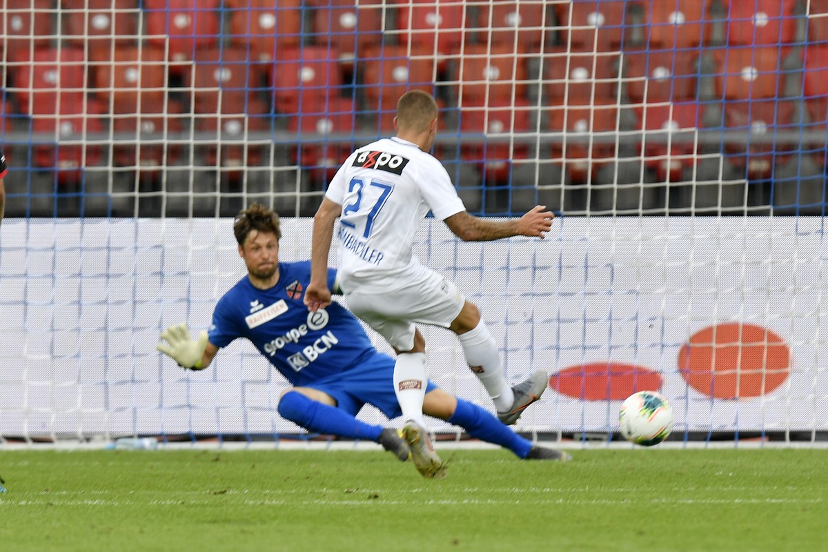 Zuerich's Marco Schoenbaechler, rechts, bezwingt Xamax's Torhueter Laurent Walthert, links, zum 1-0 beim Fussballspiel der Super League FC Zuerich gegen Neuchatel Xamax FCS im Stadion Letzig ...