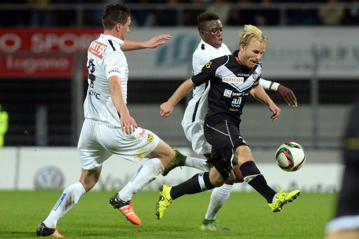 Von links: Die Berner Milan Vilotic und Sekou Sanogo gegen den Tessiner Antoine Rey beim Fussball Meisterschaftsspiel der Super League zwischen dem FC Lugano und dem BSC Young Boys Bern am Samstag, 7. ...