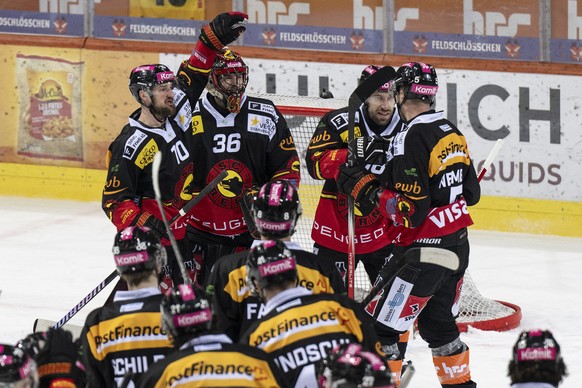 Berns Spieler feiern ihren Sieg im Eishockey Spiel der National League zwischen dem SC Bern und dem EHC Biel, am Dienstag, 30. Januar 2024, in der PostFinance Arena in Bern. (KEYSTONE/Peter Schneider)