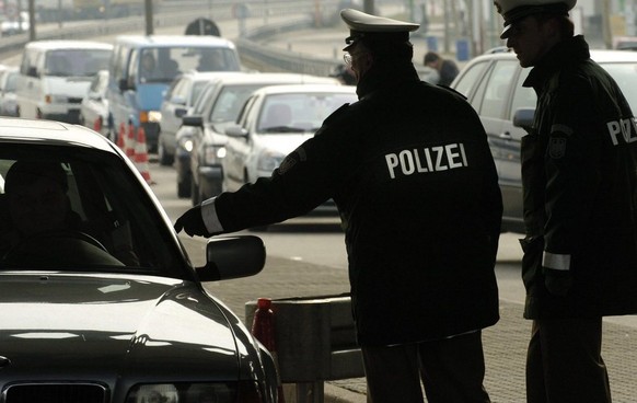 Officers of the German border police check the cars entering Germany at the Swiss-German border crossing on the autobahn from Basel to Weil am Rhein, Germany, 10 March 2004. Despite massive protests f ...