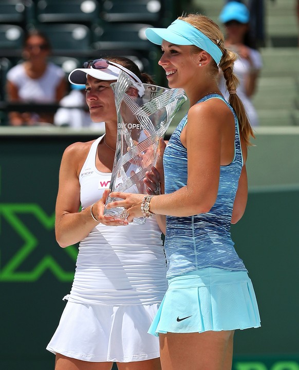 Hingis und Lisicki präsentieren nach dem Coup stolz ihre Trophäe.