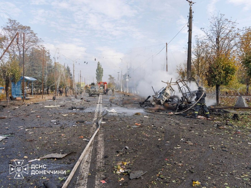 33 killed and 18 injured in Russian strike on passenger buses in Donetsk region s Kramatorsk KRAMATORSK, UKRAINE - OCTOBER 8: ----EDITORIAL USE ONLY - MANDATORY CREDIT - UKRAINIAN STATE EMERGENCY SERV ...