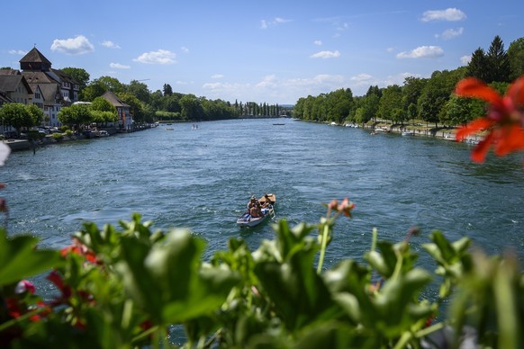 Leute geniessen das schoene Wetter auf dem Rhein mit dem Boot, am Sonntag, 4. August 2019, in Diessenhofen. (KEYSTONE/Melanie Duchene)