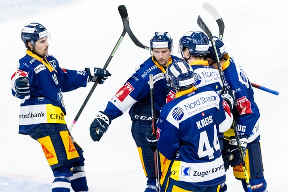 Zugs Christian Djoos, Mitte, bejubelt mit seinen Teamkameraden das Tor zum 4:1, im Eishockey Qualifikationsspiel der National League zwischen dem EV Zug und dem HC Lugano, am Dienstag, 2. November 202 ...