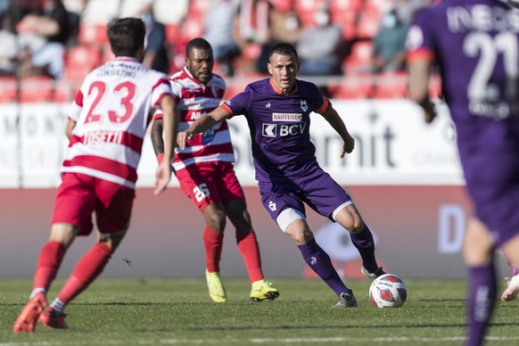 Le milieu valaisan Matteo Tosetti, gauche, et le milieu valaisan Geoffroy Serey Die, centre, luttent pour le ballon avec le milieu lausannois Stjepan Kukuruzovic, droite, lors de la rencontre de footb ...