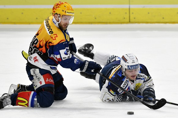 Der Zuercher Fredrik Pettersson, links, gegen den Tessiner Marco Mueller, rechts, beim Eishockeyspiel der National League ZSC Lions gegen den HC Ambri-Piotta im Hallenstadion in Zuerich am Samstag, 13 ...