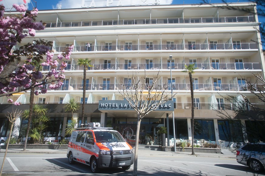 Ein Polizeiauto steht vor dem Hotel La Palma au Lac, am Dienstag, 9. April 2019, in Muralto, Kanton Tessin. Im Hotel wurde die Leiche einer Frau gefunden. (KEYSTONE/TI-PRESS/Samuel Golay)
