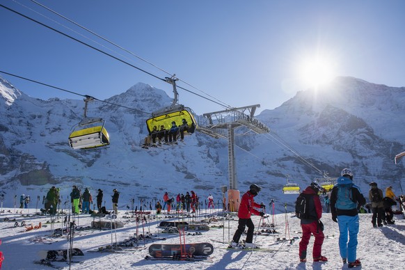 Skifahrer mit Schutzmaske auf dem Lauberhorn, aufgenommen am Freitag, 8. Januar 2021, im Skigebiet Grindelwald - Wengen. Die Berner Skigebiete bleiben trotz Coronavirus geoeffnet, mit reduzierter Tran ...