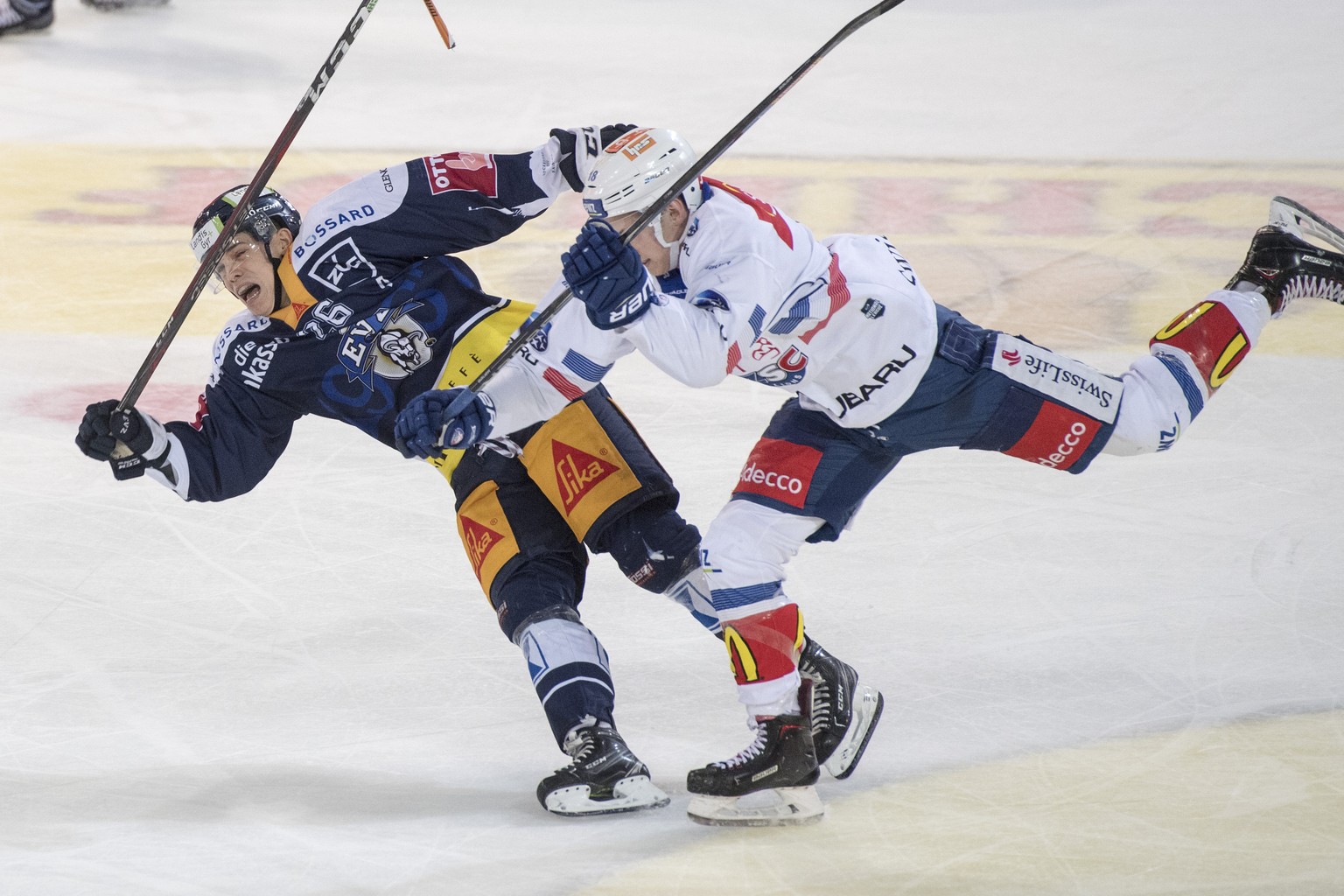 Reto Suri, links, von Zug im Spiel gegen Raphael Prassel, rechts, vom ZSC im ersten Eishockey Playoff-Viertelfinalspiel der National League zwischen dem EV Zug und den ZSC Lions, am Samstag, 10. Maerz ...