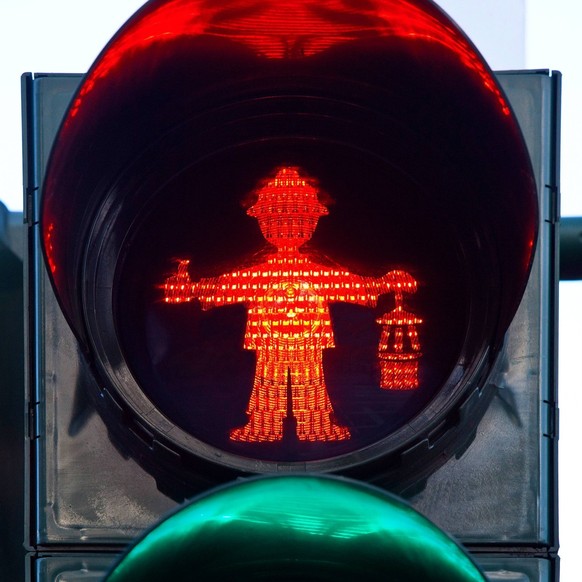 rote und gruene Fussgaengerampel, Ampelmaennchen als Bergmann mit Grubenlampe, Deutschland, NRW, Ruhrgebiet, Duisburg red and green pedestrian lights, little traffic-light men in shape of a miner with ...