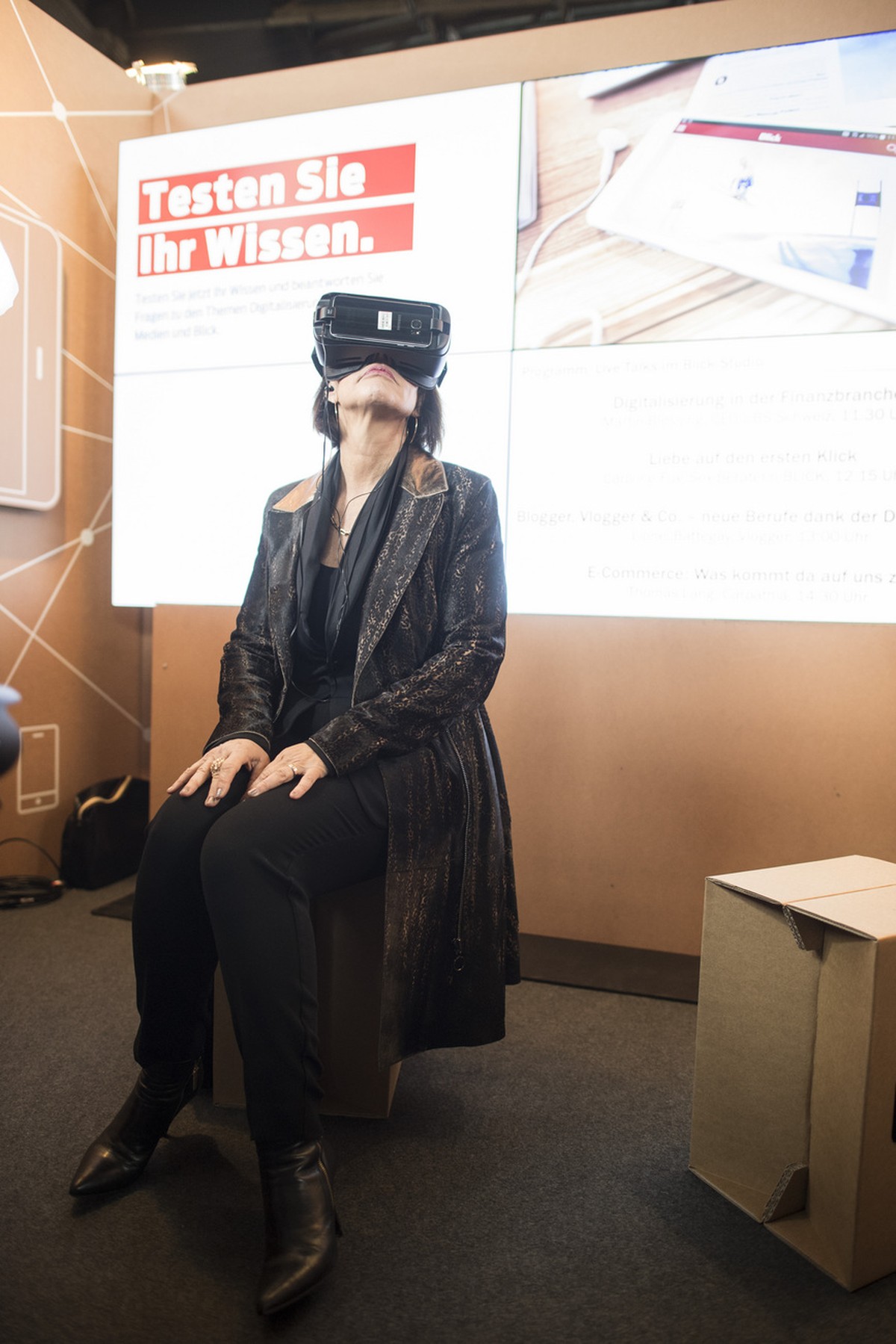 Bundespraesidentin Doris Leuthard informiert sich am Digitaltag im Zuercher Hauptbahnhof, aufgenommen am Dienstag, 21. November 2017. (KEYSTONE/Ennio Leanza)