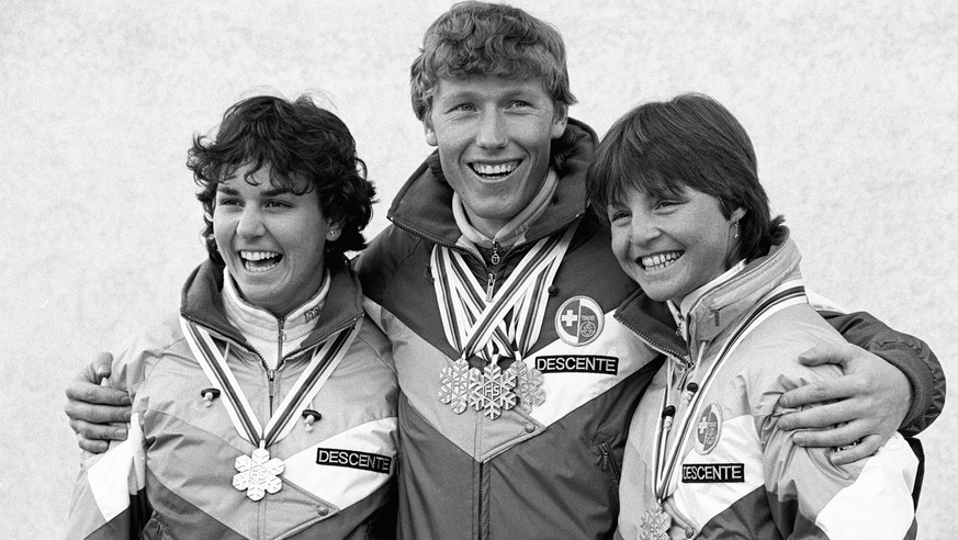 Pirmin Zurbriggen hält sie fest: 1985 holen auch Michela Figini (links) und Erika Hess WM-Gold in Bormio.<br data-editable="remove">