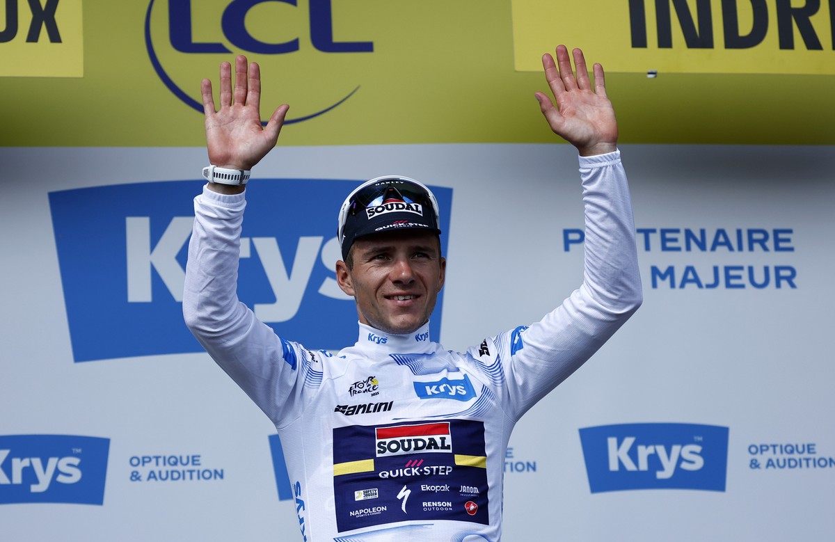 epa12235821 Belgian rider Remco Evenepoel of Soudal Quick-Step team celebrates on the podium in his white jersey for the best young rider after the 9th stage of the Tour de France cycling race over 17 ...