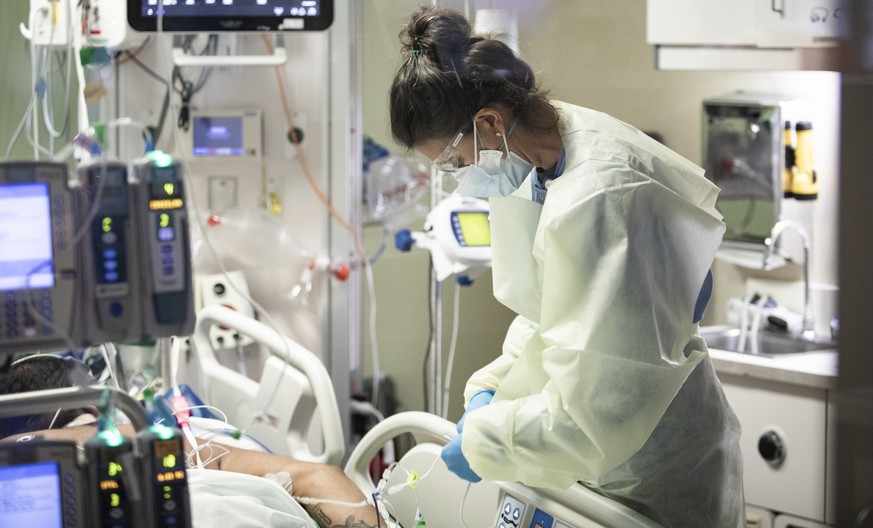 Ann Enderle, R.N., checks on a COVID-19 patient in the Medical Intensive care unit (MICU) at St. Luke&#039;s Boise Medical Center in Boise, Idaho on Tuesday, Aug. 31, 2021. There are only 4 open ICU b ...