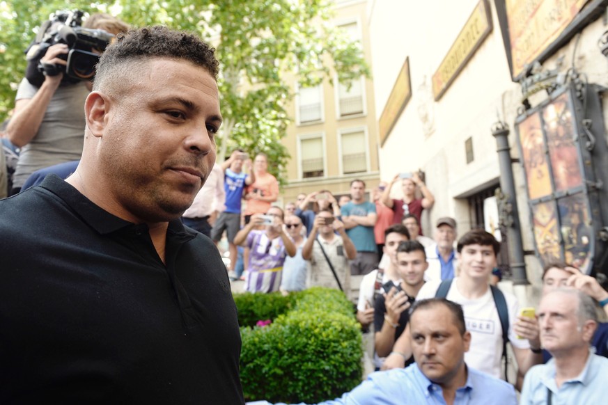 epa06994386 Brazilian former soccer player Ronaldo Nazario de Lima (L) arrives to a local restaurant at the end of a ceremony for his presentation ceremony as the major shareholder of Spanish Primera  ...