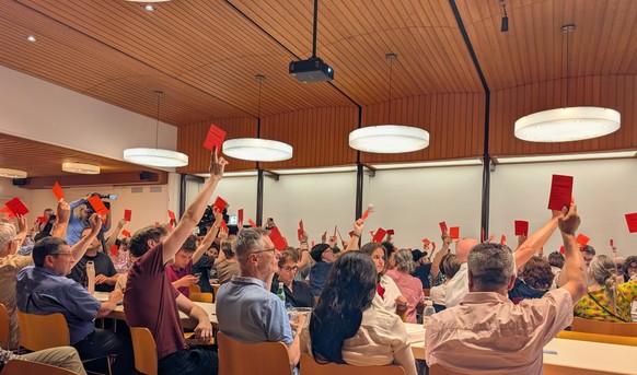 Szene aus der ausserordentlichen Delegiertenversammlung der SP Kanton Zürich. Die Delegierten richteten darüber, ob Daniel Jositsch nochmals als Ständerat kandidieren darf.