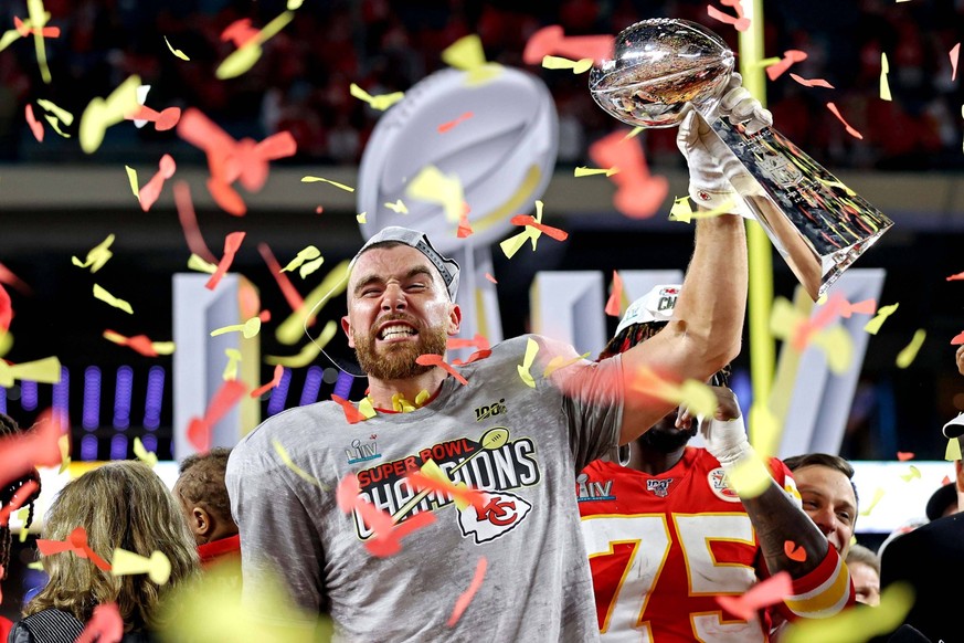 NFL, American Football Herren, USA Super Bowl LIV-San Francisco 49ers vs Kansas City Chiefs, Feb 2, 2020 Miami Gardens, Florida, USA Kansas City Chiefs tight end Travis Kelce 87 celebrates with the Vi ...