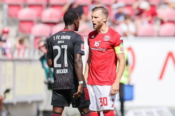 1. FSV Mainz 05 - 1. FC Union Berlin, 1. FBL Meinungsverschiedenheit zwischen Sheraldo Becker (Union Berlin, 27) und Silvan Widmer (FSV Mainz, 30). Bundesligaspiel zwischen dem 1. FSV Mainz 05 und dem ...