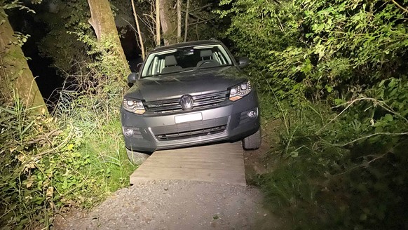 Ein alkoholisierter Fahrzeuglenker wollte am Mittwochabend, 10. August 2022, möglichst schnell nach Hause und fuhr auf einem Fussweg der Reuss entlang. Auf einer Holzbrücke blieb das Auto stecken.