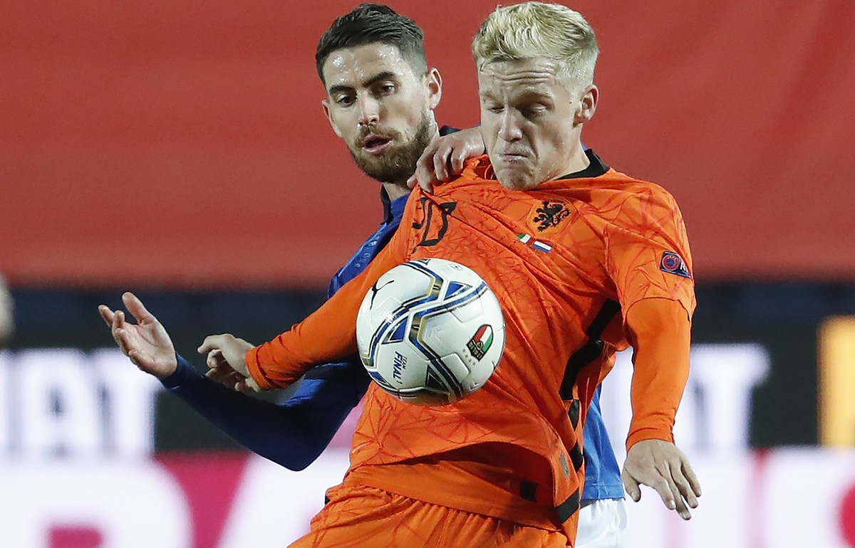 Italy's Jorginho, rear, challenges Netherlands' Donny Van De Beek during the UEFA Nations League soccer match between Italy and the Netherlands at Azzurri d'Italia stadium in Bergamo, I ...