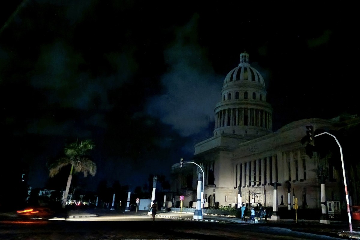 epa11673370 The Capitol during a blackout, in Havana, Cuba, 20 October 2024 (issued 21 October 2024). The restoration of electricity in the affected areas of Cuba, including Havana, is in progress, af ...