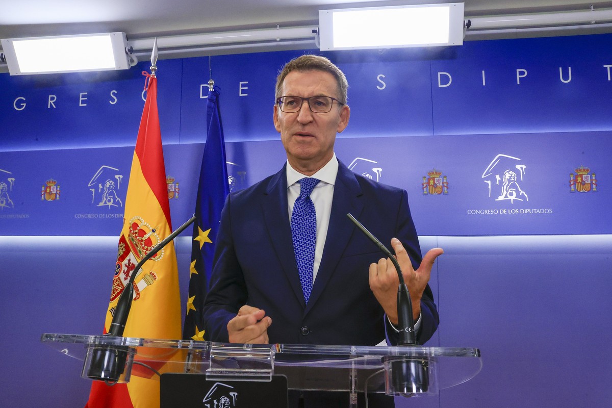 epa10828289 The leader of the People's Party (PP) Alberto Nunez Feijoo addresses a press conference after his meeting with acting prime minister and secretary general of the Spanish Socialist Wor ...