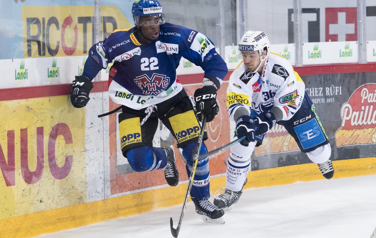 Biels Verteidiger Dave Sutter, links, und Ambris Stuermer Matt DAgostini, rechts, kaempfen um den Puck, waehrend dem Eishockey Meisterschaftsspiel der National League A zwischen dem EHC Biel-Bienne u ...