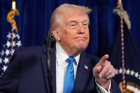 President Donald Trump points to a reporter to ask a question during a news conference at Mar-a-Lago, Saturday, Jan. 3, 2026, in Palm Beach, Fla. (AP Photo/Alex Brandon)
Donald Trump
