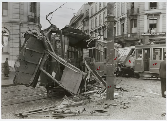 Polizeibild: Zerstörtes Tram auf dem Aeschenplatz.