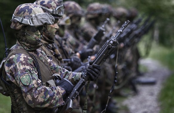 THEMENBILD ZUM ARMEEBUDGET --- Die Rekruten bereiten sich und ihre Waffen auf die bevorstehende Uebung vor, aufgenommen bei einer Haeuserkampf-Uebung der Grenadier-Rekrutenschule der Schweizer Armee i ...