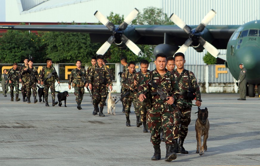 Philippinische Soldaten auf dem Weg zu einem Einsatz. Bei erneuten Kämpfen zwischen der Armee und Islamisten sind mehrere Menschen getötet worden.