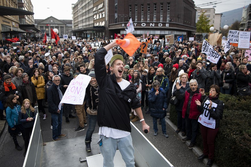Remo Widmer, Moderator, und andere Personen protestieren waehrend einer Demo gegen den Bau des A5-Westasts in Biel, am Samstag, 3. November 2018. (KEYSTONE/Anthony Anex)