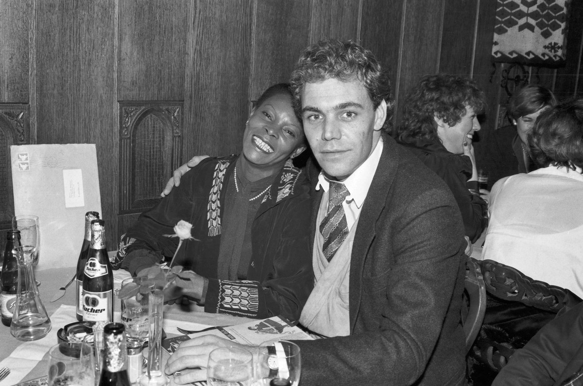 Der Schweizer Schauspieler Christian Kohlund mit Ehefrau Sylvana Henriques, Deutschland 1980er Jahre. Swiss actor Christian Kohlund with his wife Sylvana Henriques, Germany 1980s. 24x36swNegV195 Premi ...