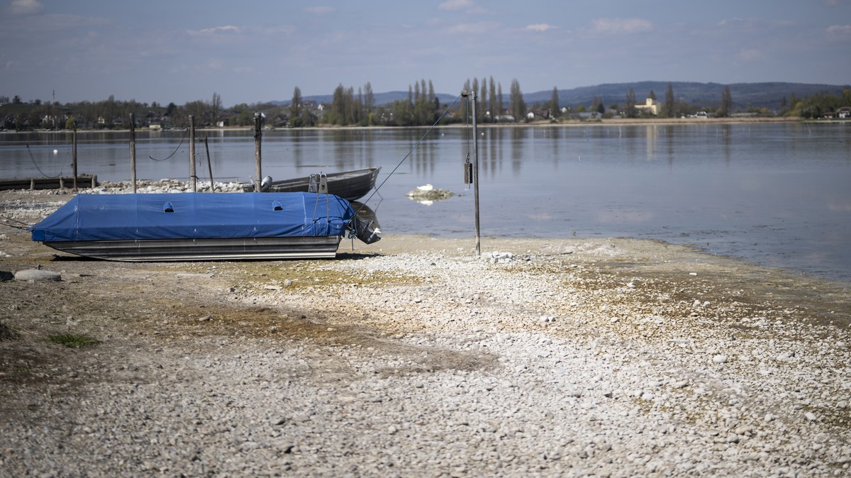 Ein Boot liegt auf dem Trockenen am Untersee, aufgenommen am Mittwoch 9. April 2025 im thurgauischen Ermatingen. Wegen zu wenig Regen und Schmelzwasser ist der Wasserstand am Bodensee sehr niedrig. (K ...