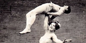 Die Frau, die ihren Gatten mit einer Hand in die Luft stemmte