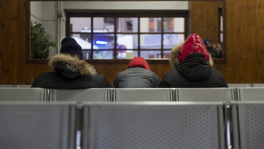 ZUR FLUECHTLINGSREPORTAGE «GEFAEHRLICHE REISE» VON PABLO GIANINAZZI INKLUSIVE SDA-TEXT, STELLEN WIR IHNEN FOLGENDES BILDMATERIAL ZUR VERFUEGUNG - A group of refugees in the waiting room of the railway ...