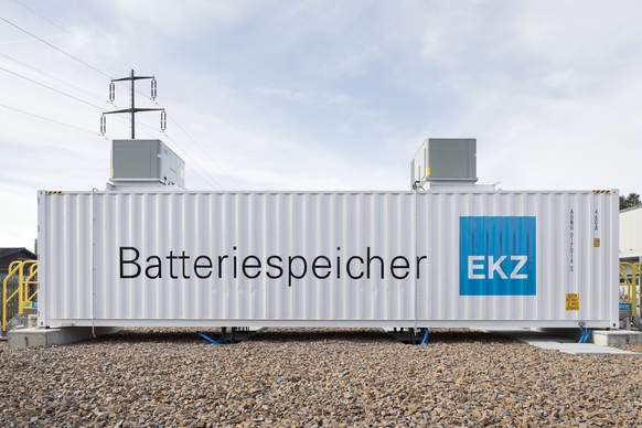 ZUR INBETRIEBNAHME DES GROESSTEN BATERIESPEICHERS DER SCHWEIZ AM 15. MAI 2018 STELLEN WIR IHNEN FOLGENDES NEUES BILDMATERIAL ZUR VERFUEGUNG --- View onto one of the three battery containers composing  ...