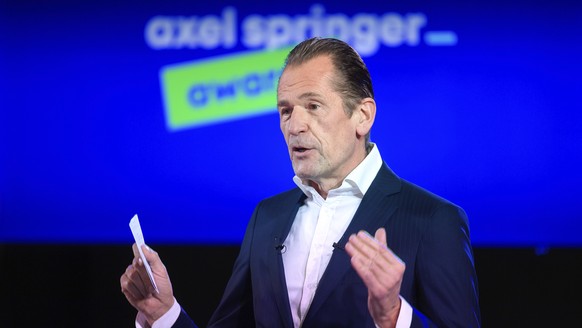 Mathias Doepfner, CEO of Axel Springer SE, addresses Ugur Sahin and his wife Ozlem Tureci, founders of the Mainz-based Corona vaccine developer BioNTech, at the opening of the Axel Springer Award cere ...