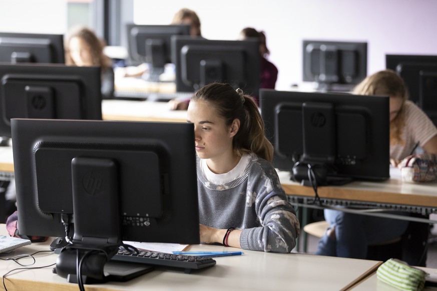 IM HINBLICK AUF DEN SCHULJAHRESBEGINN STELLEN WIR IHNEN FOLGENDES NEUES BILDMATERIAL ZUM EINSATZ VON DIGITALEN TECHNOLOGIEN IM UNTERRICHT ZUR VERFUEGUNG --- Class 5U pictured during an informatics les ...