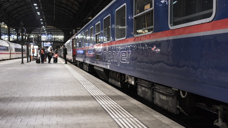 ZUM THEMA NACHTZUEGE STELLEN WIR IHNEN HEUTE FOLGENDES NEUES BILDMATERIAL DES NIGHTJETS DER OESTERREICHISCHEN BUNDESBAHNEN, OEBB, ZUR VERFUEGUNG --- A Deutsche Bahn train (left) and an OEBB Nightjet n ...