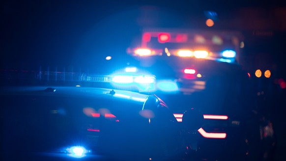 Tatort Blaulicht Polizeiauto Einsatzkräfte Symbolbild