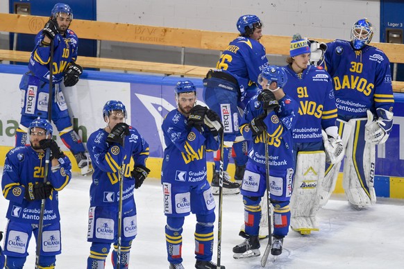 Den 2:7 geschlagenen Davoser sieht man die Enttaeuschung ins Gesicht geschrieben, beim Eishockey Meisterschaftsspiel in der Qualifikation der National League zwischen dem HC Davos und dem HC Ambri-Pio ...