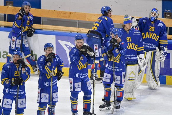 Den 2:7 geschlagenen Davoser sieht man die Enttaeuschung ins Gesicht geschrieben, beim Eishockey Meisterschaftsspiel in der Qualifikation der National League zwischen dem HC Davos und dem HC Ambri-Pio ...