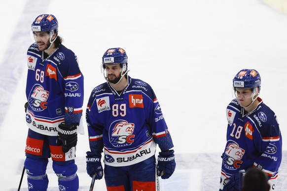 ZSC Willy Riedi, Dominik Diem, Raphael Prassl, von links, beim Eishockey-Qualifikationsspiel der National League zwischen den ZSC Lions und dem HC Genf Servette, am Montag, 15. Februar 2021, im Hallen ...