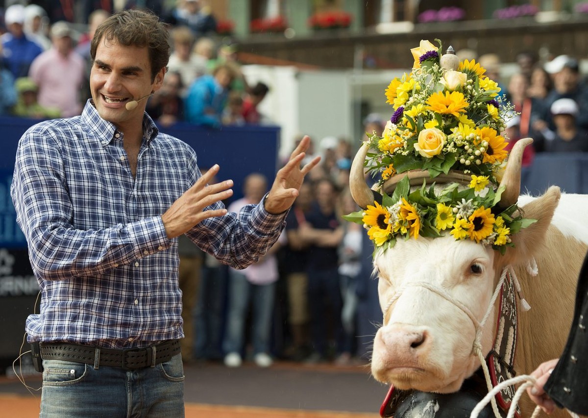Swiss tennis player Roger Federer with his cow "Desiree" during a welcomes ceremony at the Suisse Open tennis tournament in Gstaad, Switzerland, Tuesday, July 23, 2013. (KEYSTONE/Peter Schne ...