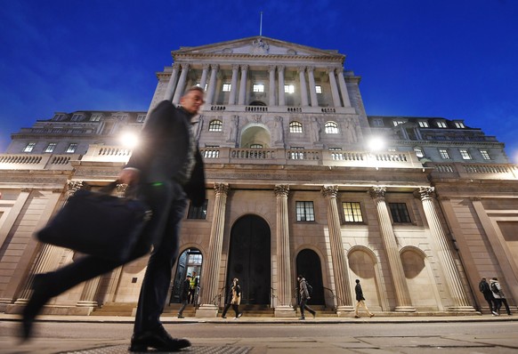 epaselect epa06354889 A pedestrian walks past the Bank of England in London, Britain, 28 November 2017. Bank of England Governor Mark Carney delivered the Banks Financial Stability Report 28 November. ...